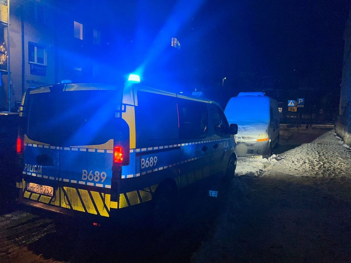 Zamiast zatrzymać się do kontroli, wjechał w zaparkowane auto. Był w stresie, bo wcześniej pił piwo Zamiast zatrzymać się do kontroli, wjechał w zaparkowane auto. Był w stresie, bo wcześniej pił piwo