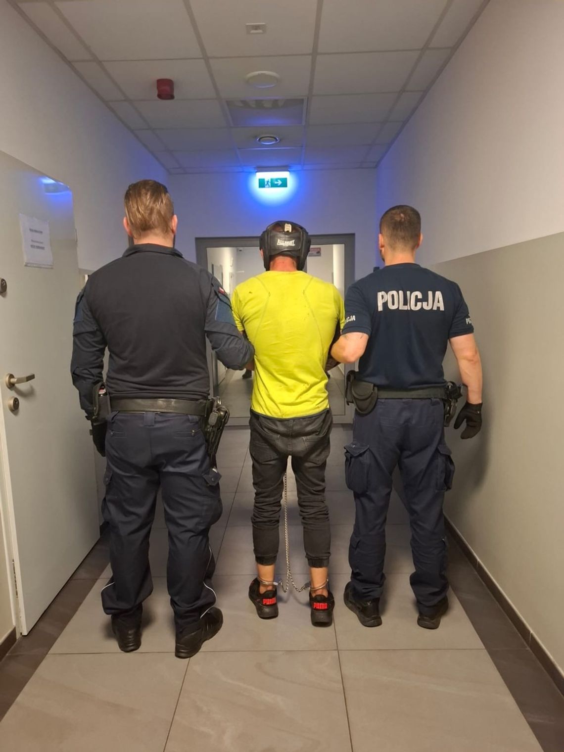 Zamknął się w aucie, a potem próbował przejechać policjanta. Pościg zakończył się pod komendą