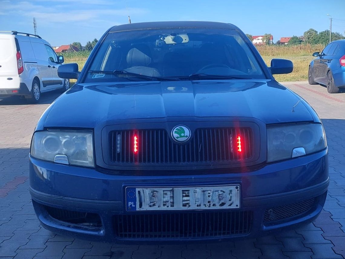 Zamontował w skodzie światła imitujące pojazd uprzywilejowany. Kierowca stanie przed sądem