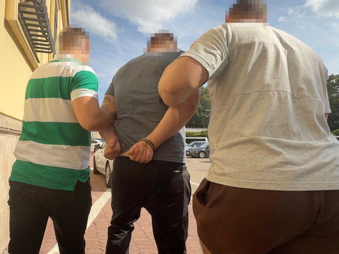Zamordował kobietę i zwłoki ukrył w torbie. Powiedział byłej partnerce, że "stało się coś złego" Zamordował kobietę i zwłoki ukrył w torbie. Powiedział byłej partnerce, że "stało się coś złego"