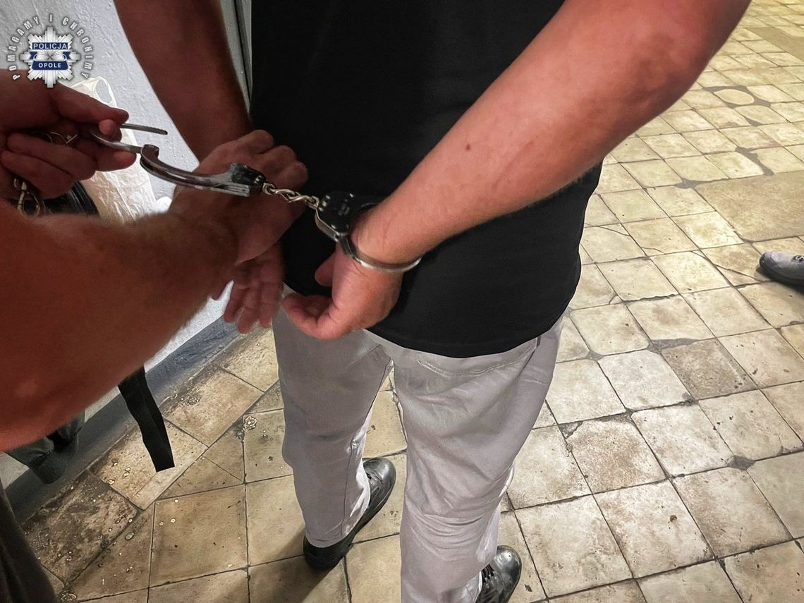 Zamordował starszego brata, a jego zwłoki zostawił przed domem. Na ciało natknął się kolega denata