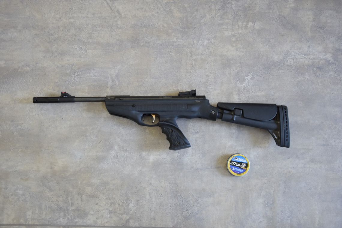 Zamówił pizzę i nie chciał zapłacić. Zaatakował dostawcę i oddał strzał z atrapy karabinu Zamówił pizzę i nie chciał zapłacić. Zaatakował dostawcę i oddał strzał z atrapy karabinu