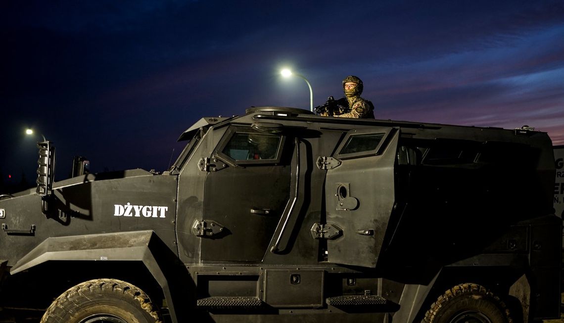 Żandarmeria wysłana do zatrzymania groźnych pseudokibiców. Weszli do domów o 6 rano [ZDJĘCIA]