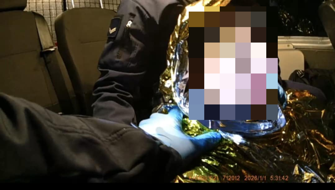 Zaniemógł podczas powrotu z imprezy sylwestrowej. Mężczyźnie groziło zamarznięcie. Na szczęście odnaleźli go policjanci