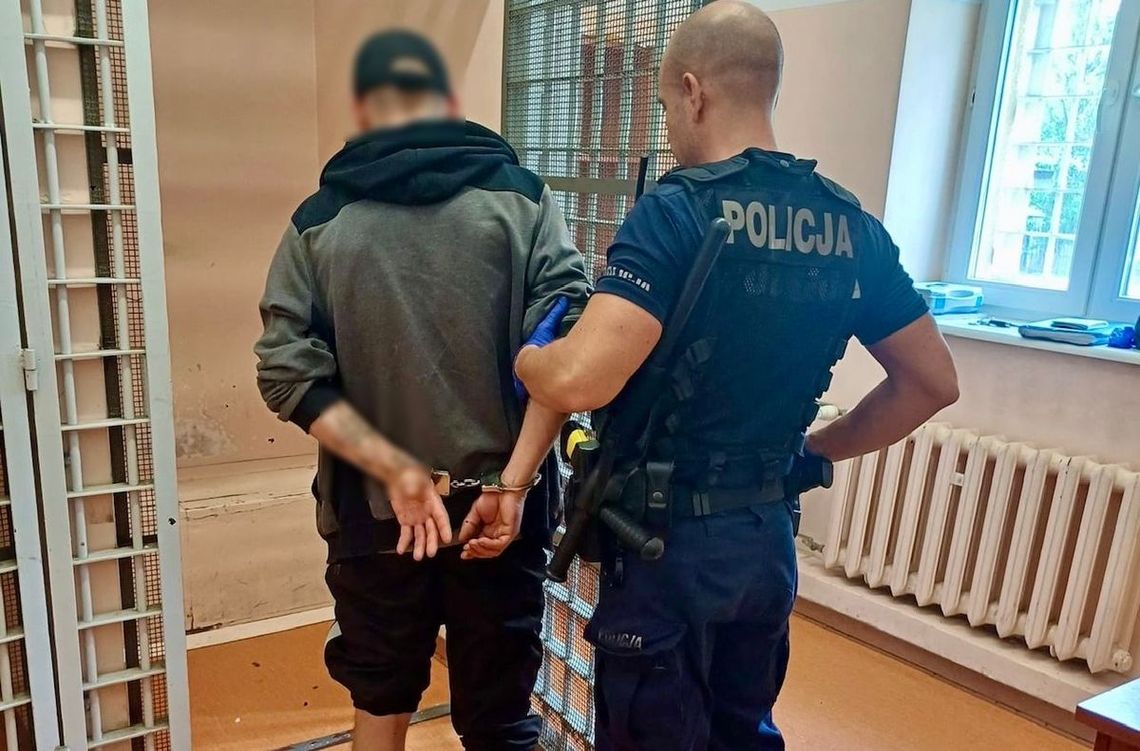 Zaniemógł w toalecie na stacji paliw. Gdy się ocknął, zaatakował ratowników udzielających mu pomocy