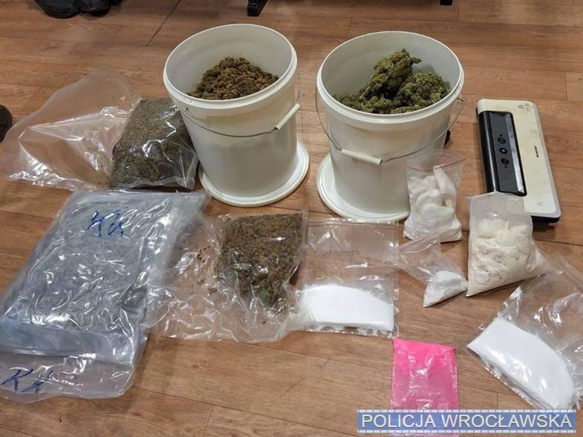 Zapach marihuany na klatce zdradził dilerów. Policjanci przejęli 7 kg narkotyków i gotówkę