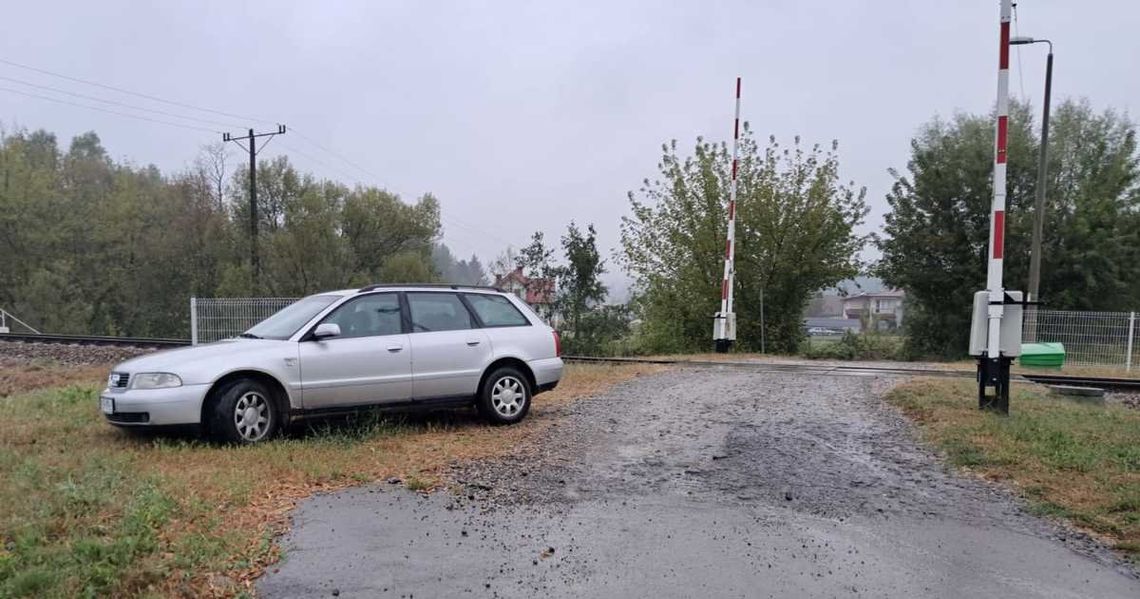 Zaparkował audi na środku przejazdu kolejowego i zniknął. Konieczne było wstrzymanie ruchu pociągów