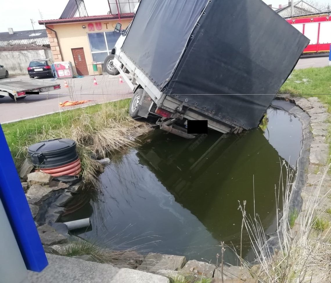 Zaparkował dostawczaka i wszedł na stację. Gdy wyszedł, znalazł go w oczku wodnym