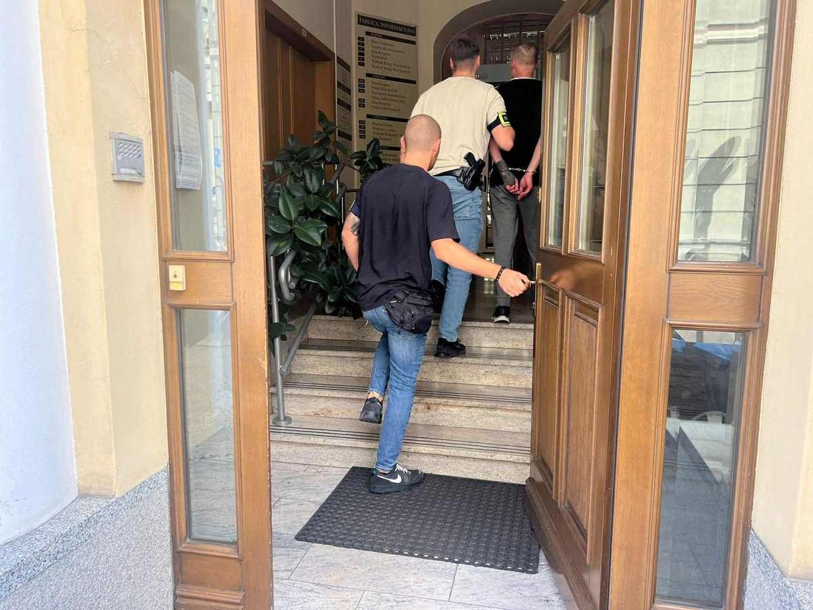 Zaparkował przed firmą i strzelał do ludzi z wiatrówki: jego celem była jedna z kobiet Zaparkował przed firmą i strzelał do ludzi z wiatrówki: jego celem była jedna z kobiet