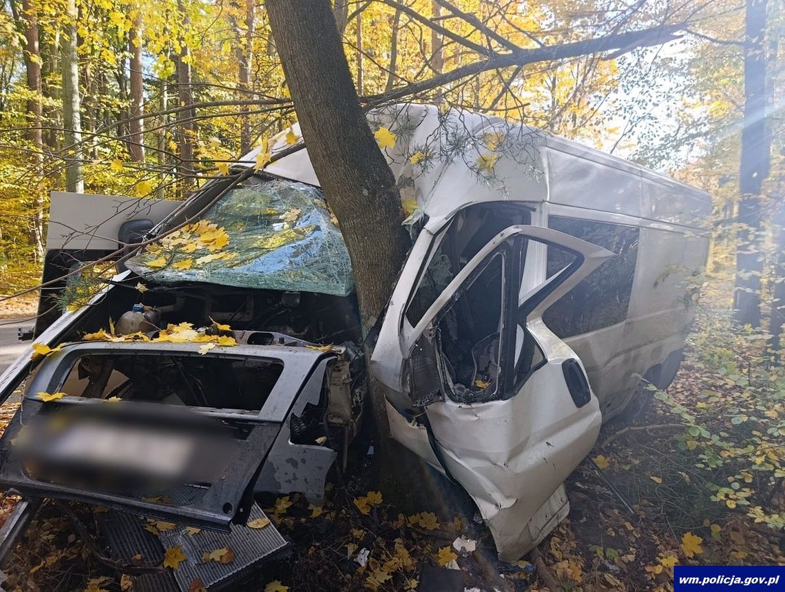 Zapewniał, że nie będzie prowadził. Uciekał przed policją i uderzył w drzewo. Kierowca nie przeżył Zapewniał, że nie będzie prowadził. Uciekał przed policją i uderzył w drzewo. Kierowca nie przeżył