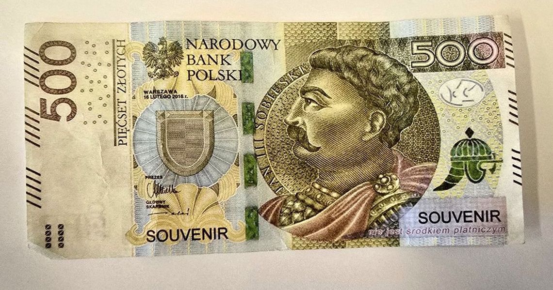 Zapłacił fałszywą pięćsetką i bez skrupułów przyjął resztę. 70-latkowi grozi nawet 8 lat więzienia