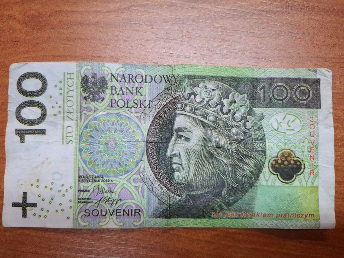 Zapłacił za piwo zabawkową "stówką". Pracownica się nie zorientowała, ale później namierzyli go z monitoringu