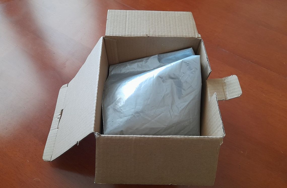 Zapłacili kurierowi pobranie, mimo że niczego nie zamawiali. W paczkach były rzeczy bez wartości