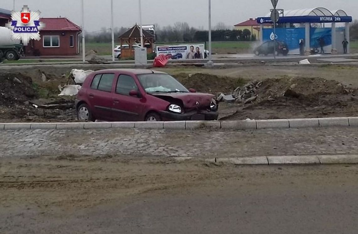 Zapomniał o budowanym rondzie i wylądował w głębokim wykopie