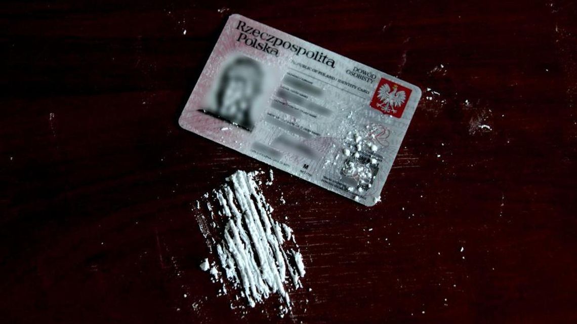 Zapomniał pudełka z narkotykami. W środku zostawił też swój dowód osobisty Zapomniał pudełka z narkotykami. W środku zostawił też swój dowód osobisty