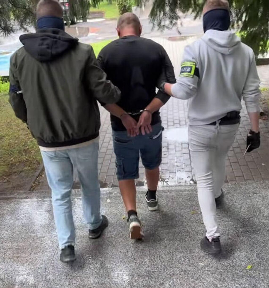 Zaproponowali 21-latkowi, że podwiozą go do domu. Potem pobili i okradli Zaproponowali 21-latkowi, że podwiozą go do domu. Potem pobili i okradli