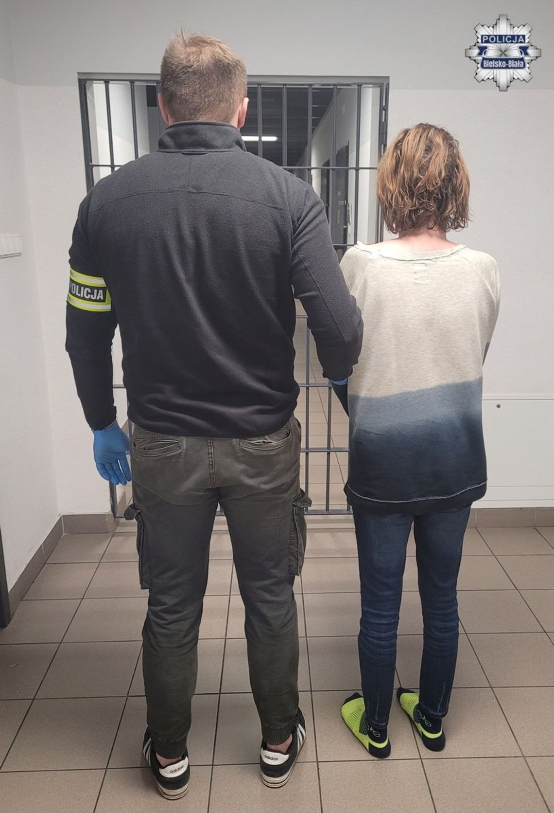 Zaprosił parę znajomych do domu i pożałował. Ukradli mu telefon i pobili, uderzając butelką w głowę