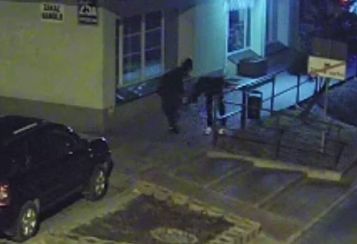 Zaszedł go od tyłu, przewrócił i zabrał telefon. Dwa dni później policjanci odwiedzili go w mieszkaniu