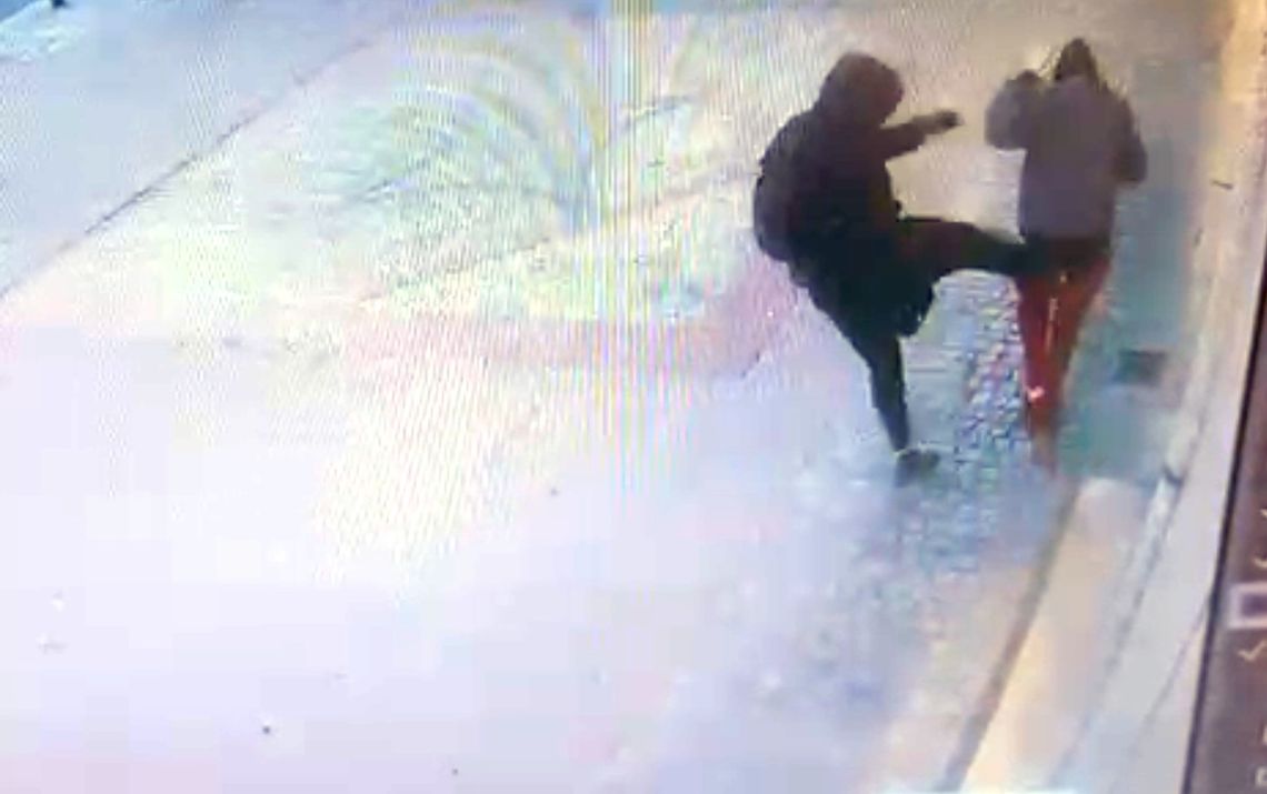 Zaszedł kobietę od tyłu i brutalnie zaatakował. Napastnika obezwładnił policjant przed służbą. WIDEO