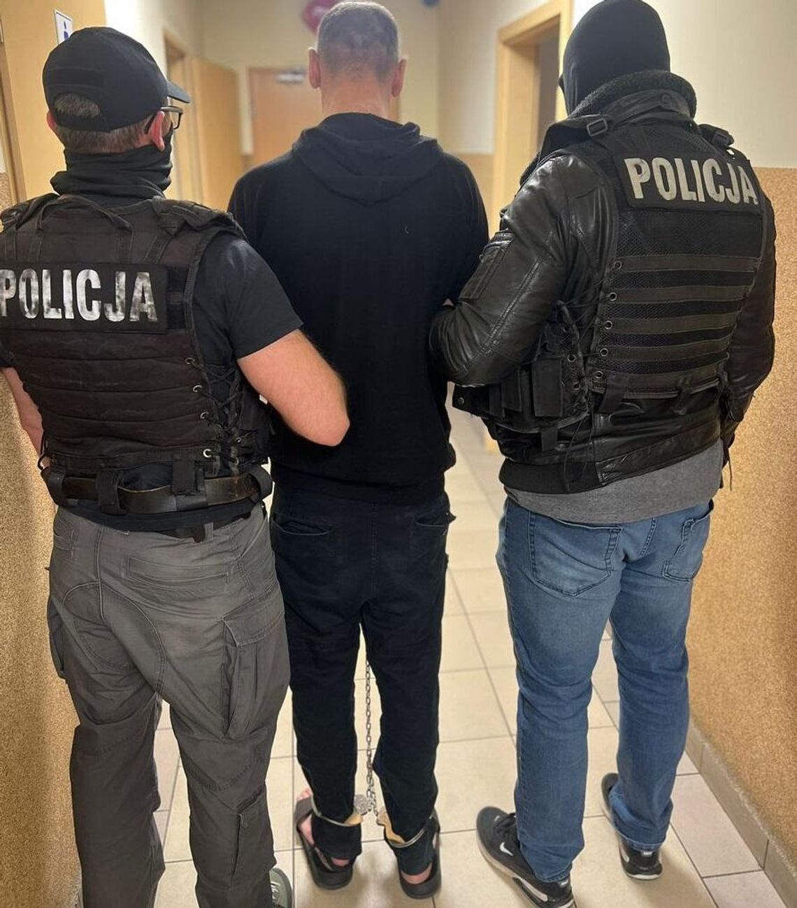 Zaszlachtował nożem kobietę, a potem udawał, że ją reanimuje. Policjanci szybko odkryli prawdę Zaszlachtował nożem kobietę, a potem udawał, że ją reanimuje. Policjanci szybko odkryli prawdę