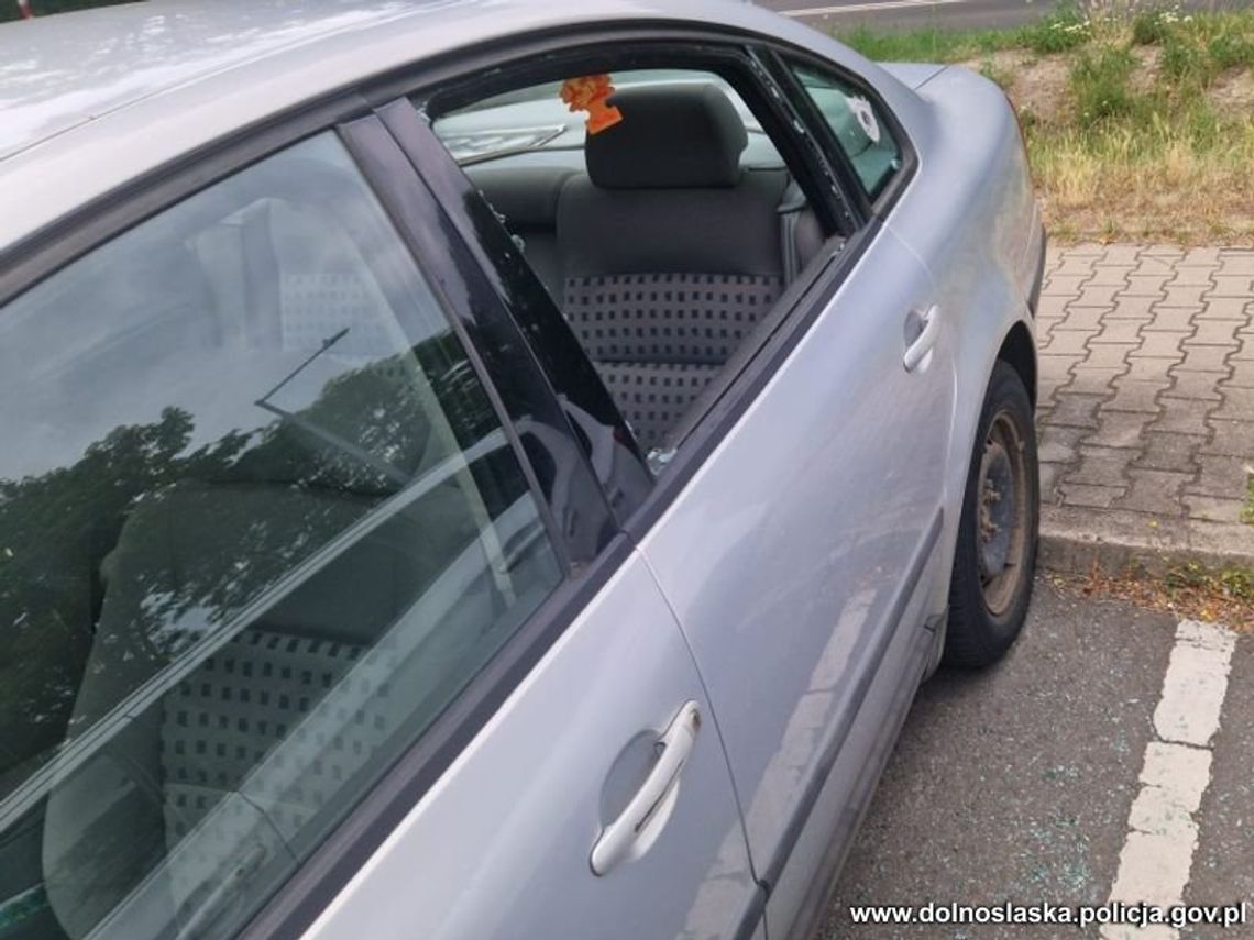 Zatrzasnęła małe dziecko w aucie razem z kluczykami. Policjanci od razu wybili szybę
