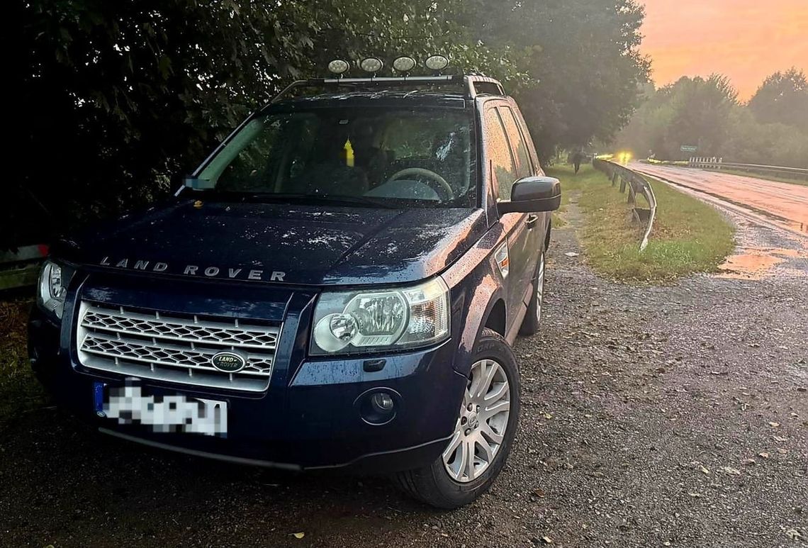 Zatrzymał Land Rovera na środku drogi i zasnął. Policjanci wybili szybę w samochodzie