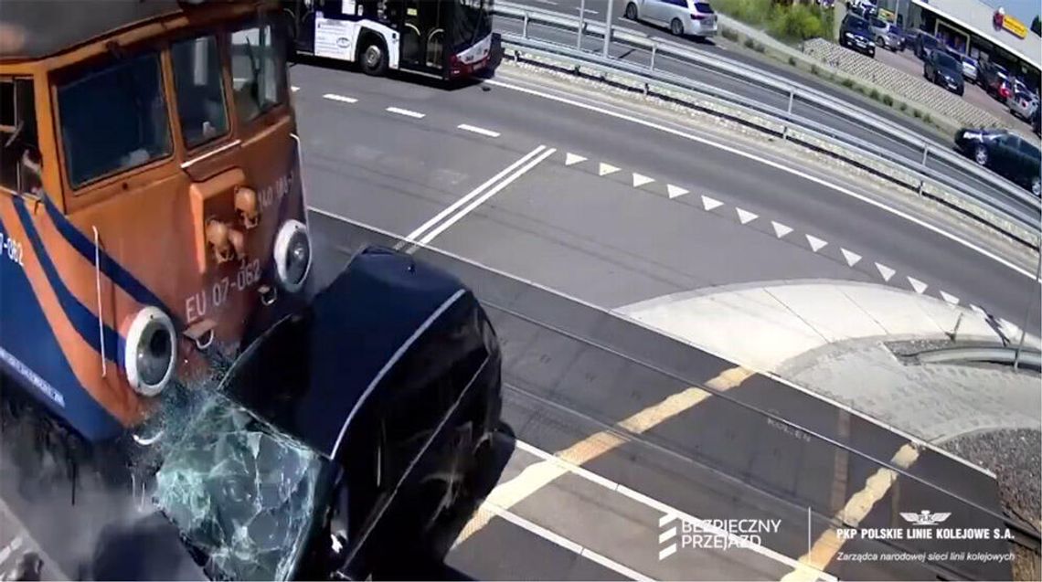 Zatrzymał się, a potem wjechał autem prosto pod pociąg towarowy. Wypadek na przejeździe Zatrzymał się, a potem wjechał autem prosto pod pociąg towarowy. Wypadek na przejeździe