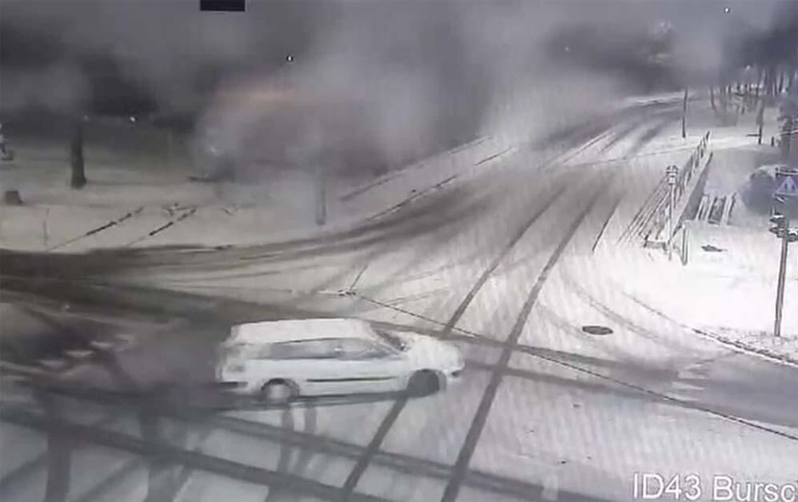 Zatrzymał się, ruszył i już nie odzyskał panowania nad autem. 23-latek był pijany