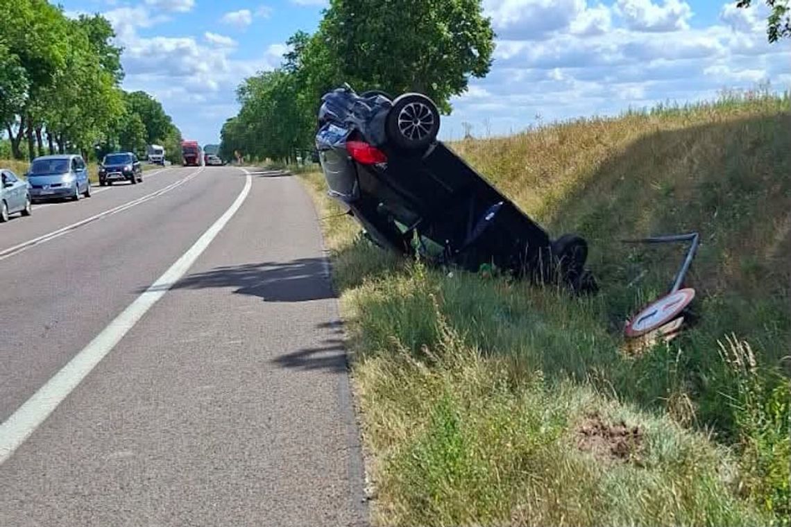 Zatrzymała się przed policjantem, chwilę później Peugeot dachował w rowie