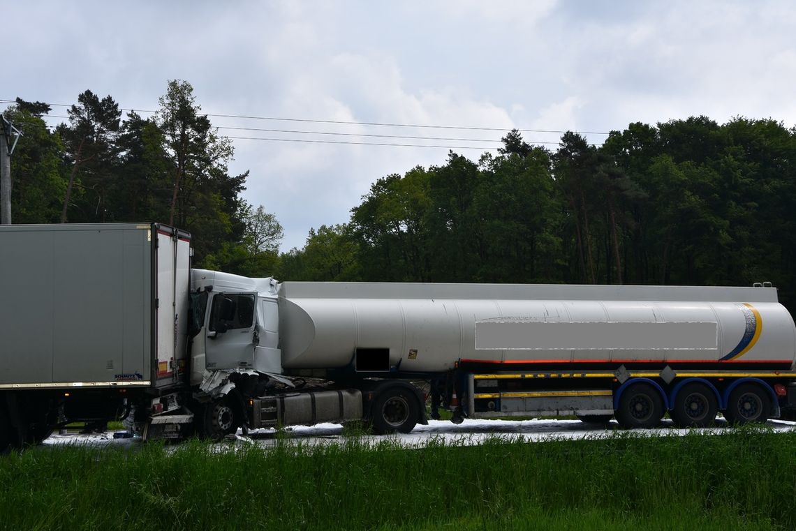 Zatrzymała się, żeby skręcić, za nią stanęła ciężarówka, ale kolejna już nie. Doszło do groźnego karambolu