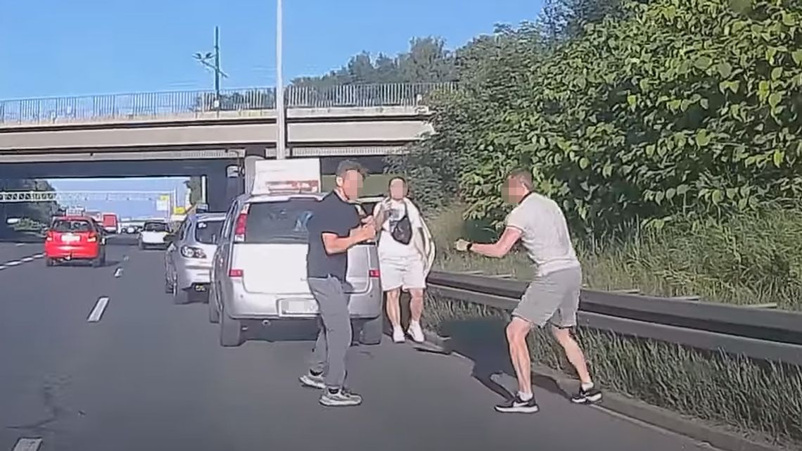 Zatrzymali auta na autostradzie i zaczęli bić się na pięści. Nagrał ich kierowca z innego auta