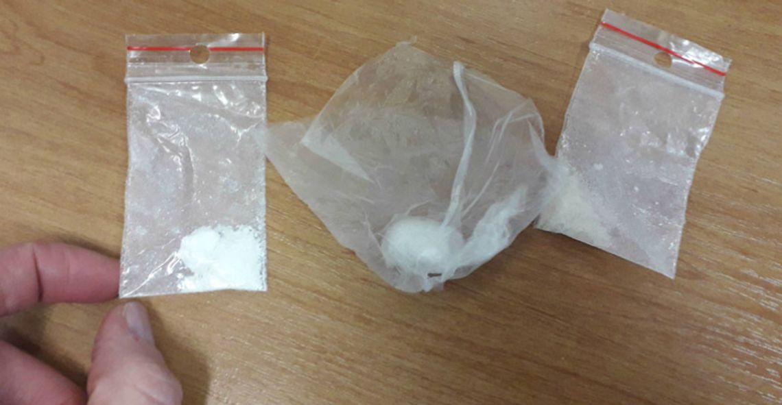 Zatrzymali auto do kontroli, w środku bardzo nerwowa parka. Amfetaminę wcisnęli między siedzenia Zatrzymali auto do kontroli, w środku bardzo nerwowa parka. Amfetaminę wcisnęli między siedzenia