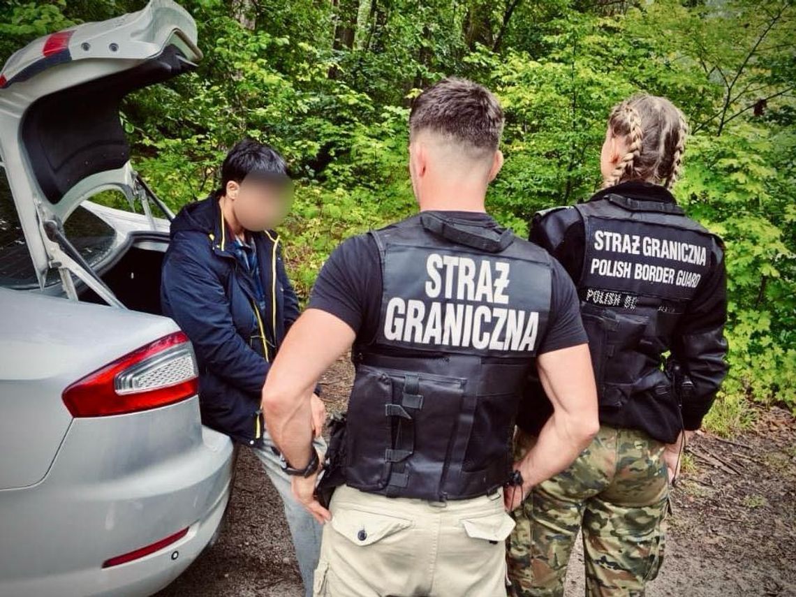 Zatrzymani kurierzy wiozący nielegalnych imigrantów. Dwóm Afgańczykom udało się uciec Zatrzymani kurierzy wiozący nielegalnych imigrantów. Dwóm Afgańczykom udało się uciec