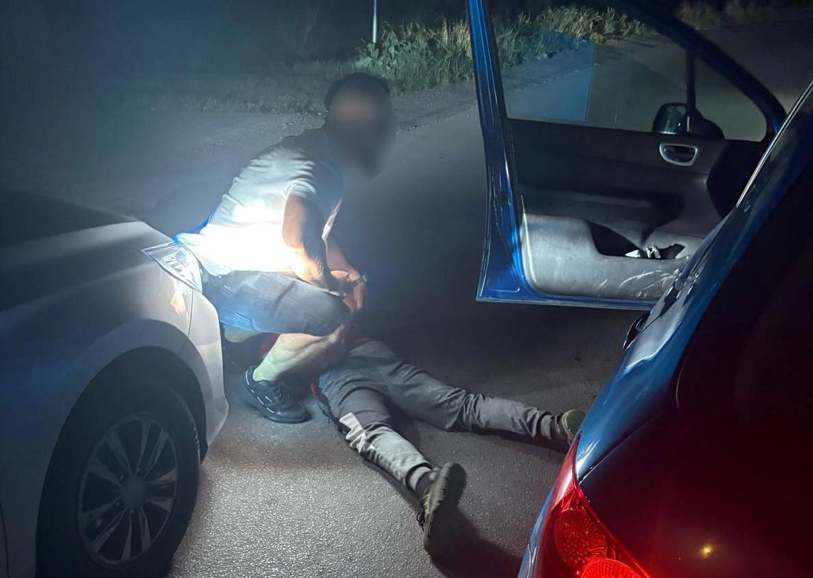 Zatrzymani sprawcy pobicia 17-latka. W samochodzie emblematy kibicowskie, pistolet i maczety