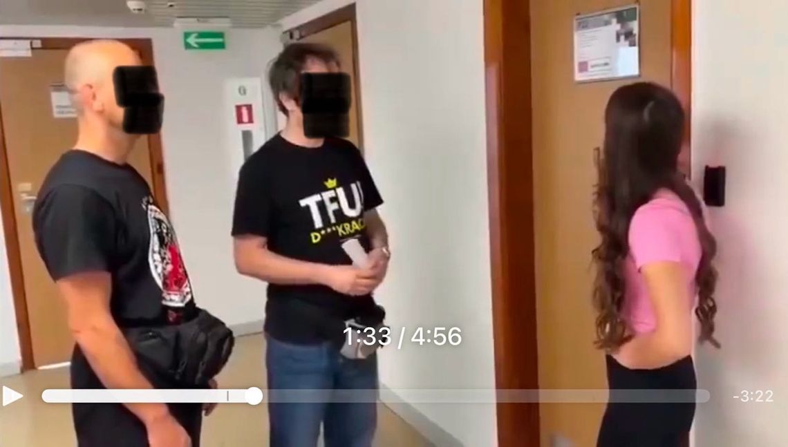 Zatrzymania po incydencie na uniwersytecie. Fala hejtu w sieci i zarzuty dla dwóch osób Zatrzymania po incydencie na uniwersytecie. Fala hejtu w sieci i zarzuty dla dwóch osób