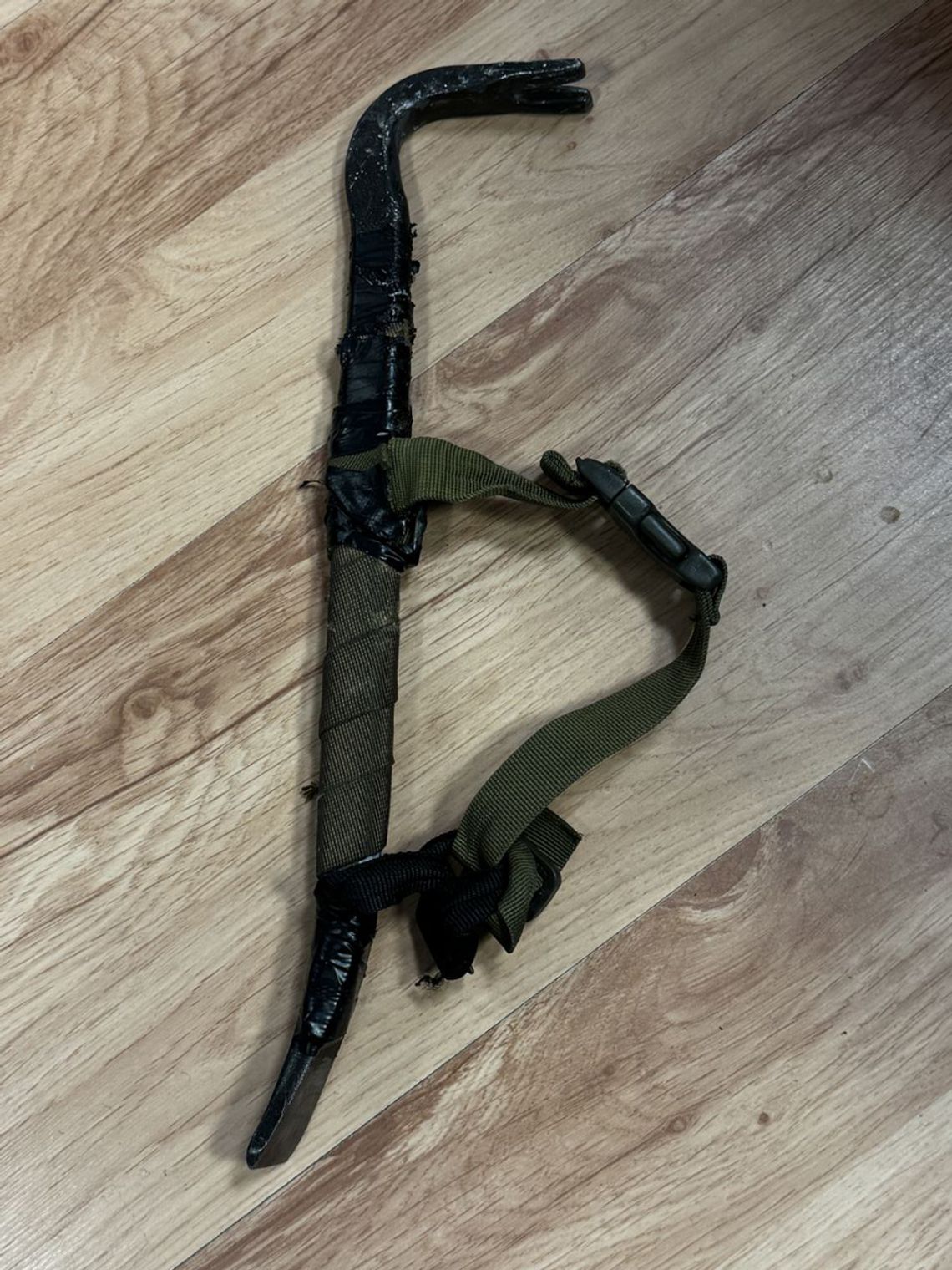 Zatrzymany posiadacz łomu taktycznego. Mężczyzna niszczył nim zaparkowane samochody