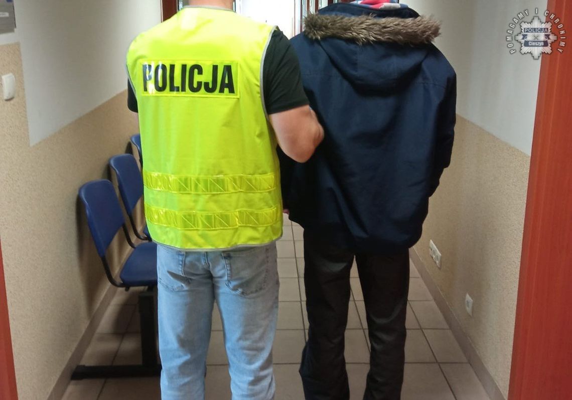 Zatrzymany sprawca zuchwałej kradzieży pierścionka. Łup próbował ukryć w majtkach