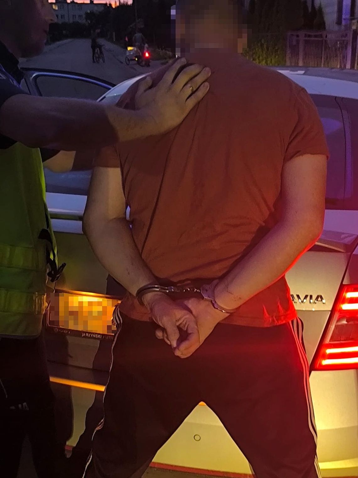 Zawodowy kierowca uciekał po pijaku policji. Zatrzymali go po pościgu i siłą wyciągnęli z auta Zawodowy kierowca uciekał po pijaku policji. Zatrzymali go po pościgu i siłą wyciągnęli z auta