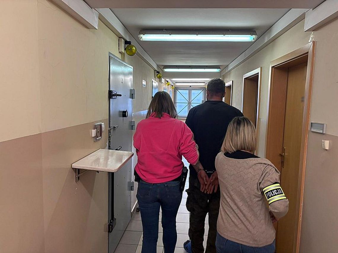 Zawrócił na widok drogówki. Po zatrzymaniu policjanci znaleźli przy nim kryształ. Potem zatrzymali jeszcze dwie osoby