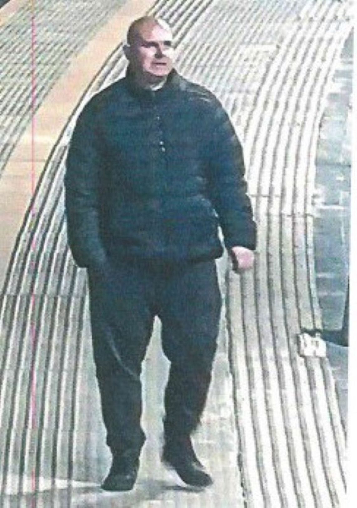 Zboczeniec grasował na stacji kolejowej. Policjanci opublikowali zdjęcie mężczyzny i proszą o pomoc