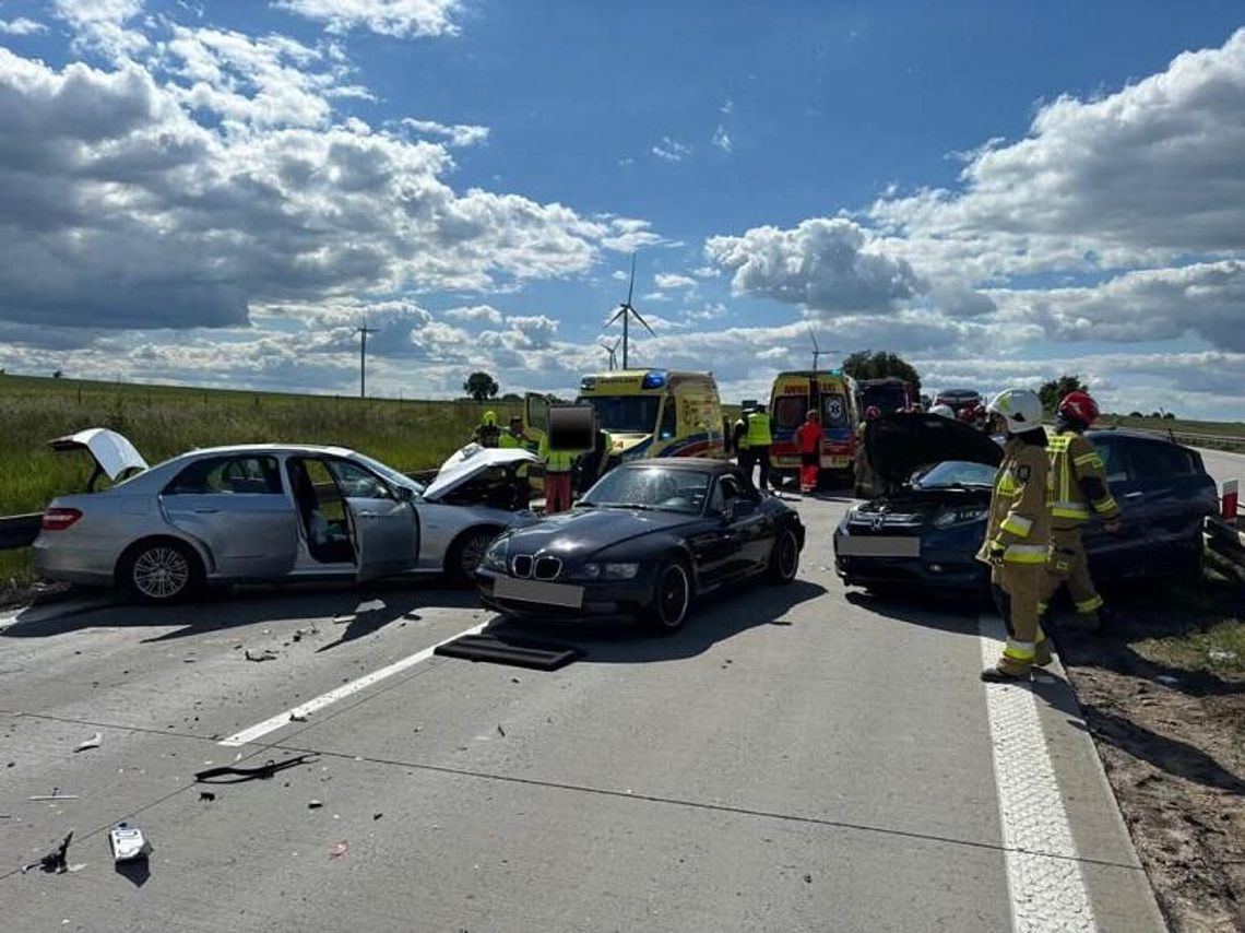 Zderzenie 3 samochodów na autostradzie A4. Kierująca mercedesem nie zachowała bezpiecznego odstępu Zderzenie 3 samochodów na autostradzie A4. Kierująca mercedesem nie zachowała bezpiecznego odstępu