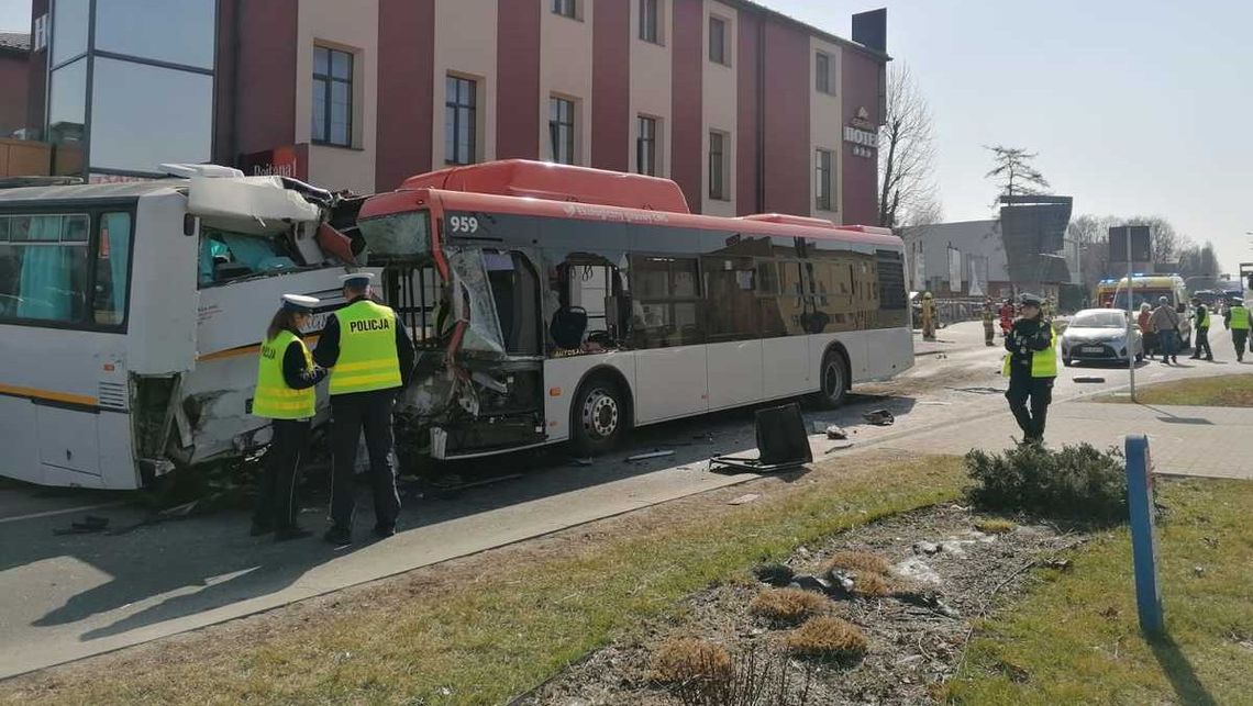 Zderzenie autobusu miejskiego z autokarem. W wypadku ranne zostały 23 osoby. ZDJĘCIA