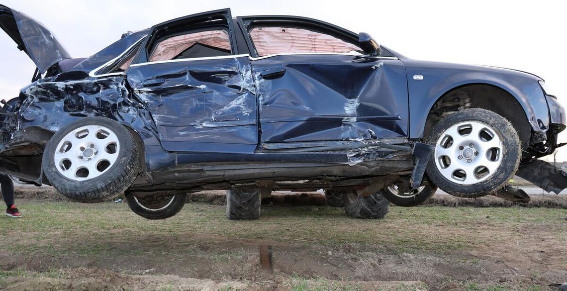 Zderzenie autobusu szkolnego z samochodem osobowym. Na miejscu lądowały dwa śmigłowce medyczne