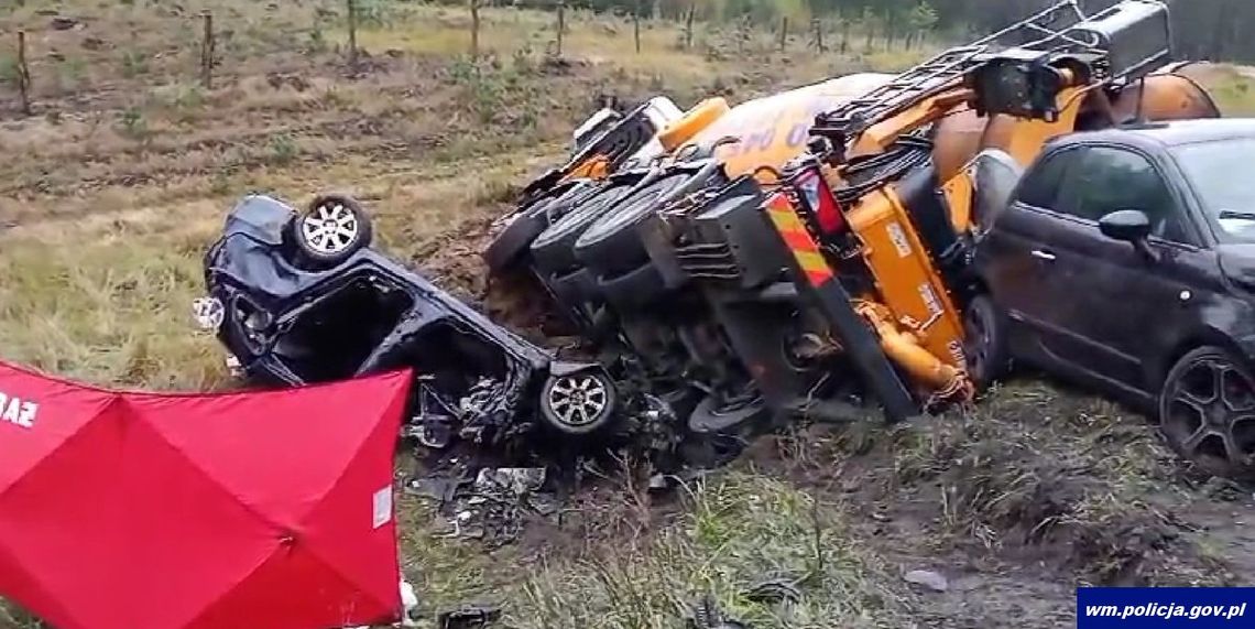 Zderzenie ciężarówki i trzech osobówek. Jeden z kierowców zginął na miejscu, pozostali są ranni