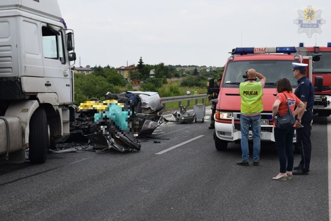 Zderzenie czołowe ciężarówki z toyotą. 11-letni chłopiec walczy o życie, jego ojciec i dziadkowie zginęli na miejscu. ZDJĘCIA