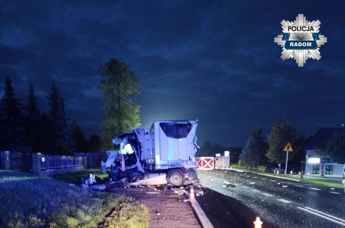 Zderzenie czołowe dwóch ciężarówek. Jeden z kierowców zginął, droga krajowa nr 9 jest zablokowana Zderzenie czołowe dwóch ciężarówek. Jeden z kierowców zginął, droga krajowa nr 9 jest zablokowana