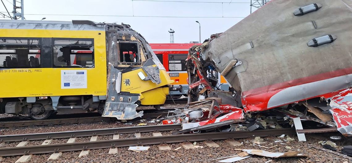 Zderzenie czołowe pociągu i szynobusu w Gdyni. Cztery osoby są ranne, trwa akcja ratunkowa