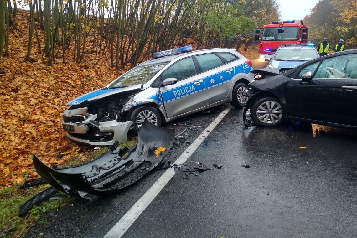 Zderzenie czołowe radiowozu i osobówki. Dwaj policjanci zostali ranni [ZDJĘCIA]