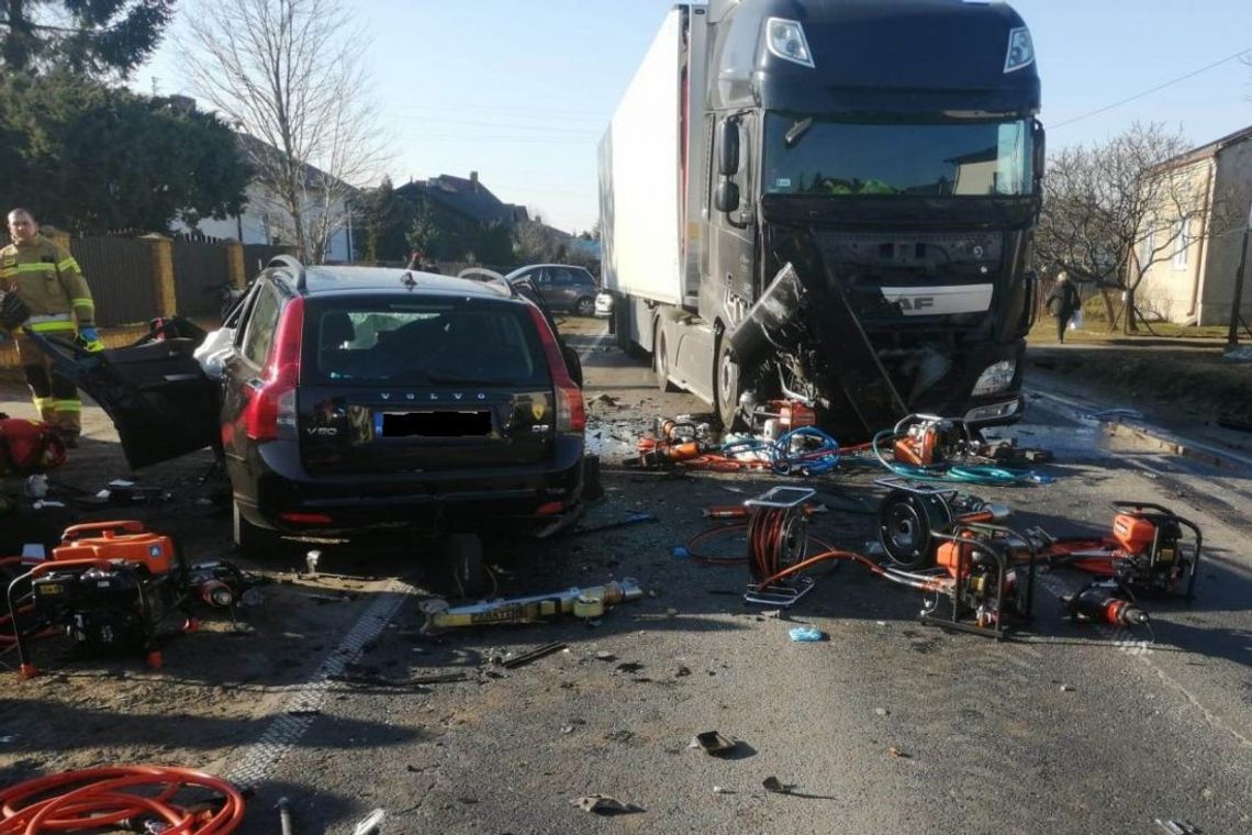 Zderzenie czołowe volvo z tirem. Zginęła kierująca i 2-letnie dziecko, 7-latek jest w stanie ciężkim