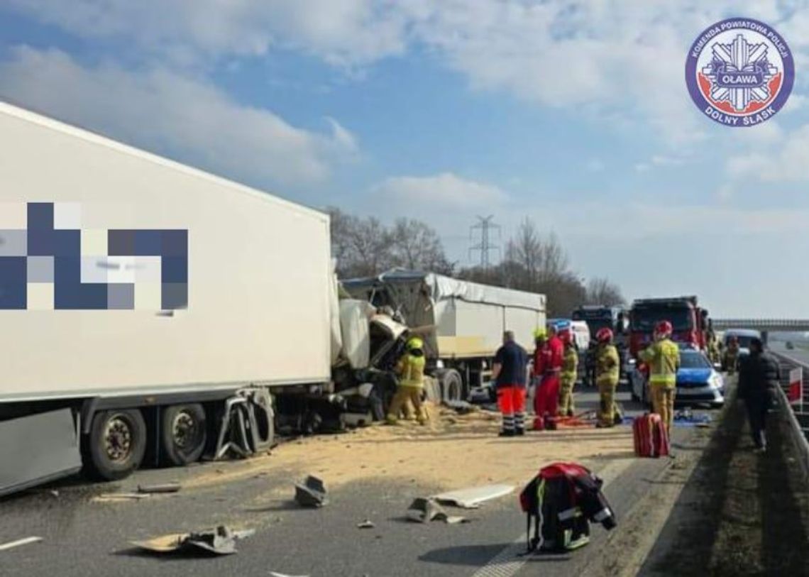 Zderzenie czterech ciężarówek na autostradzie A4. Jeden z kierowców zginął na miejscu